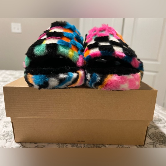 UGG WOMEN’S FLUFF YEAH BLACK/MULTI COLOR SLIPPER/SANDAL SIZE 6 - Picture 8 of 12